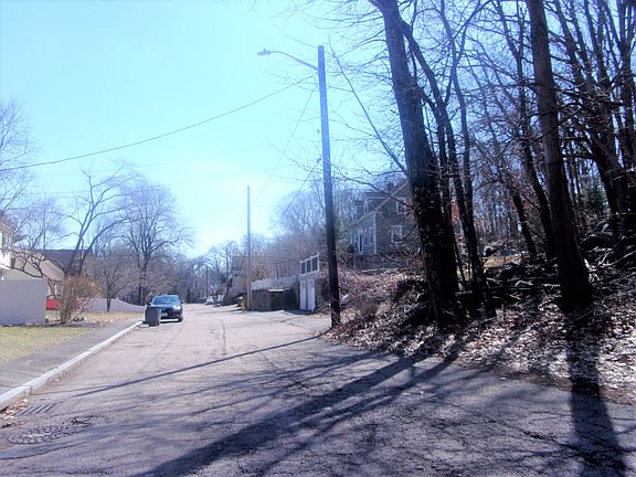 5th image of 8 Bunker Hill Ln