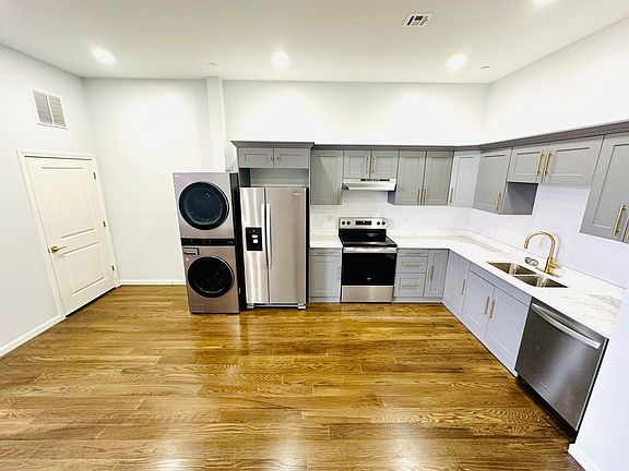 3rd image of 118 Baltimore St #307