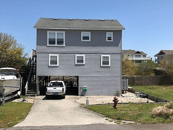 Exterior, Driveway, Parking