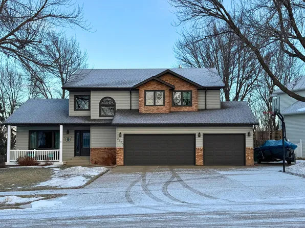 2920 Remuda Dr, Bismarck, ND 58503