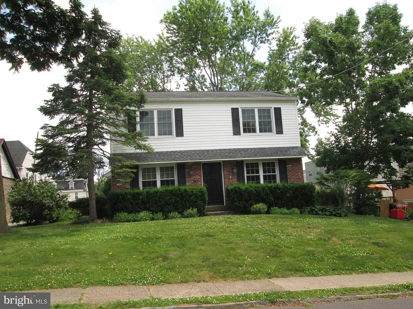 32 Forest Ave photo 1