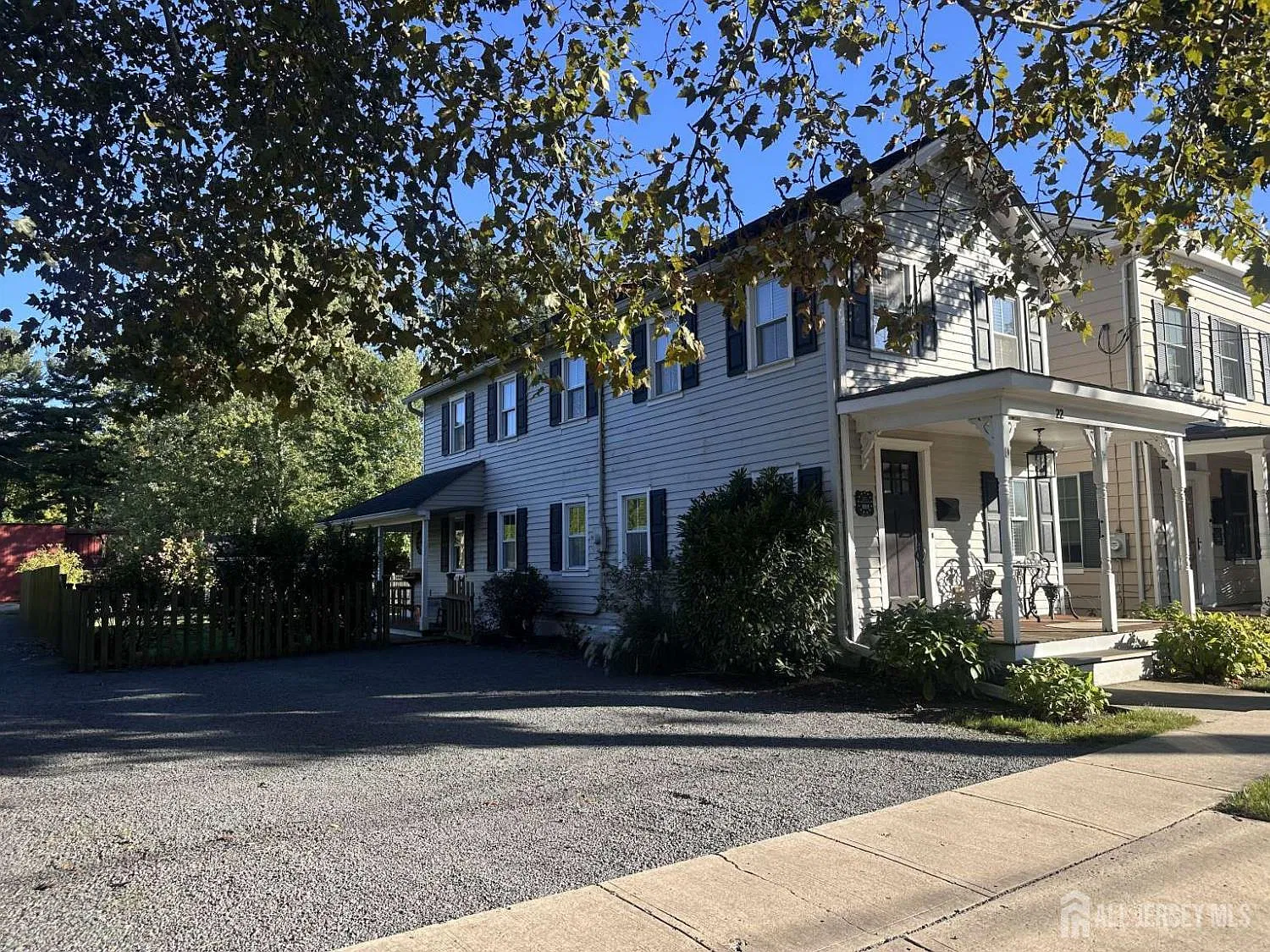 3 bed, 2.0 bath, 1228 sqft, $3,500 — Photo 2