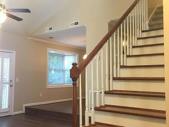5th image of 130 Courtyard Ln NE