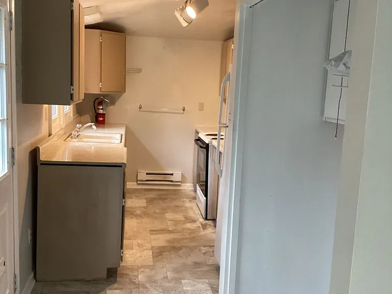 440 N Earl St — Photo 2
