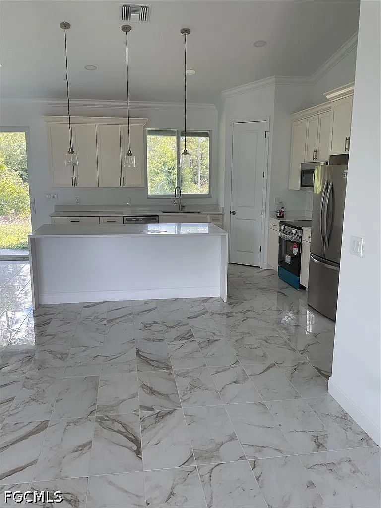 3 bed, 2.0 bath, 1752 sqft, $2,000 — Photo 3