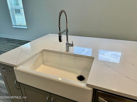 5th image of 121 AMBERWOOD Drive
