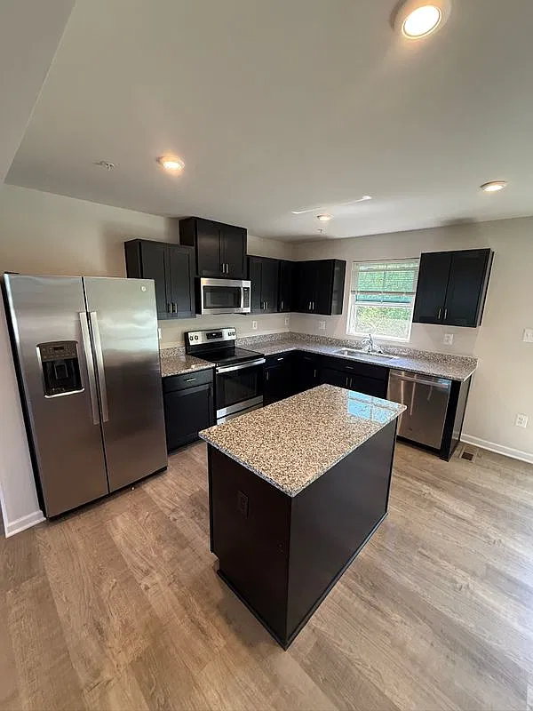 3 bed, 2.5 bath, 1700 sqft, $1,995 — Photo 3