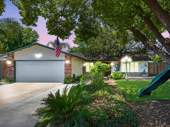 831 9th Avenue Dr, Kingsburg, CA 93631