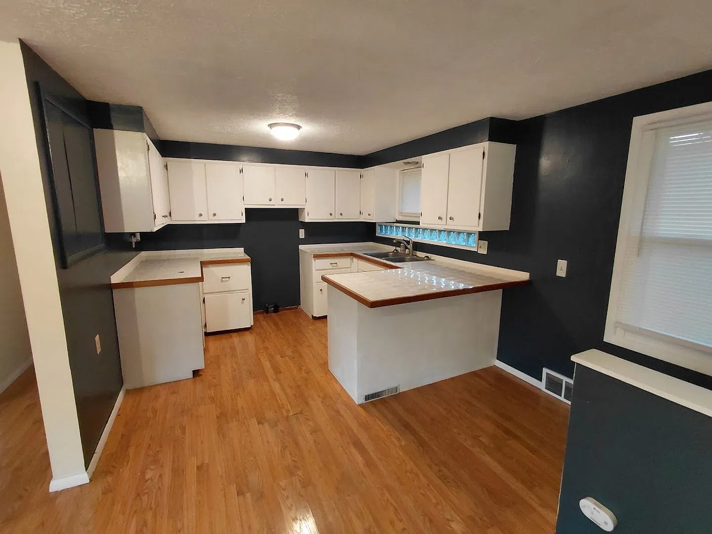 Three bedroom one bathroom raised ranch home — Photo 3