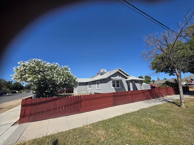 206 G St — Photo 2
