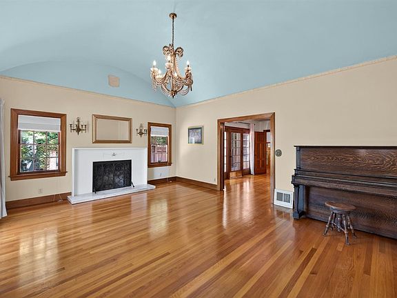 3rd image of 536 E Clinton Ave