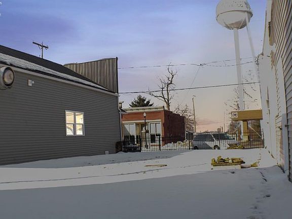 3rd image of 17 E Main St