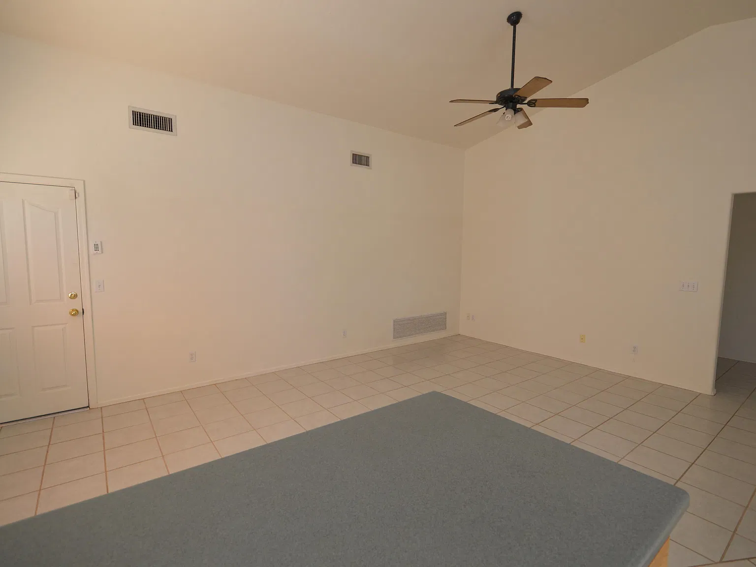 4 bed, 2.0 bath, 2156 sqft, $1,950 — Photo 4