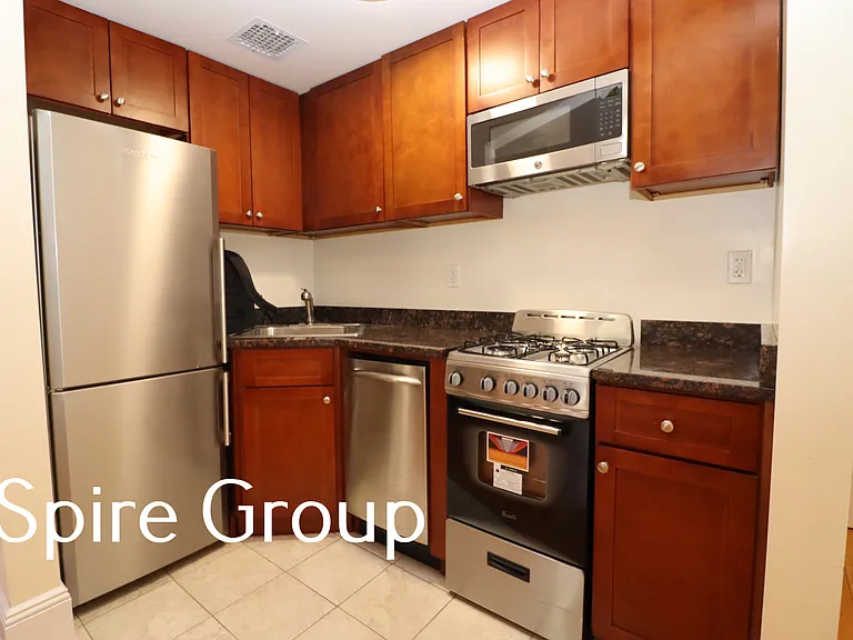 346 W 47th St #2C — Photo 2