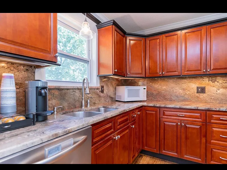911 Crest Dr — Photo 7