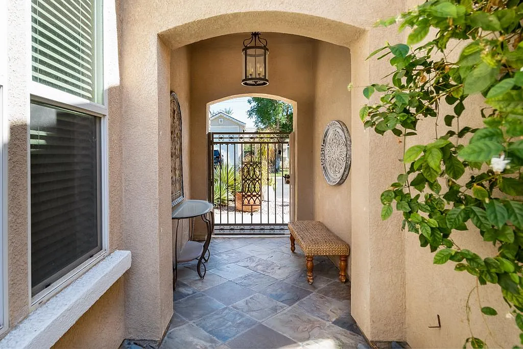 3 bed, 3.5 bath, 2000 sqft, $5,000 — Photo 2