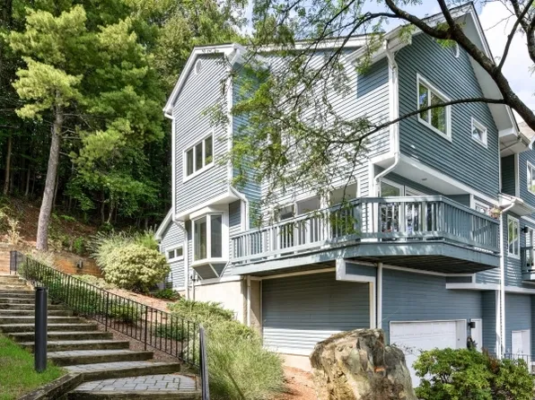 49 Skyview Ter #49, Clifton City, NJ 07013
