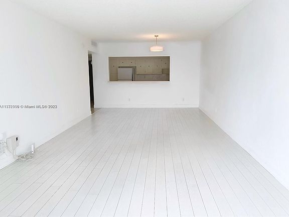 4th image of 19390 Collins Ave APT 1412