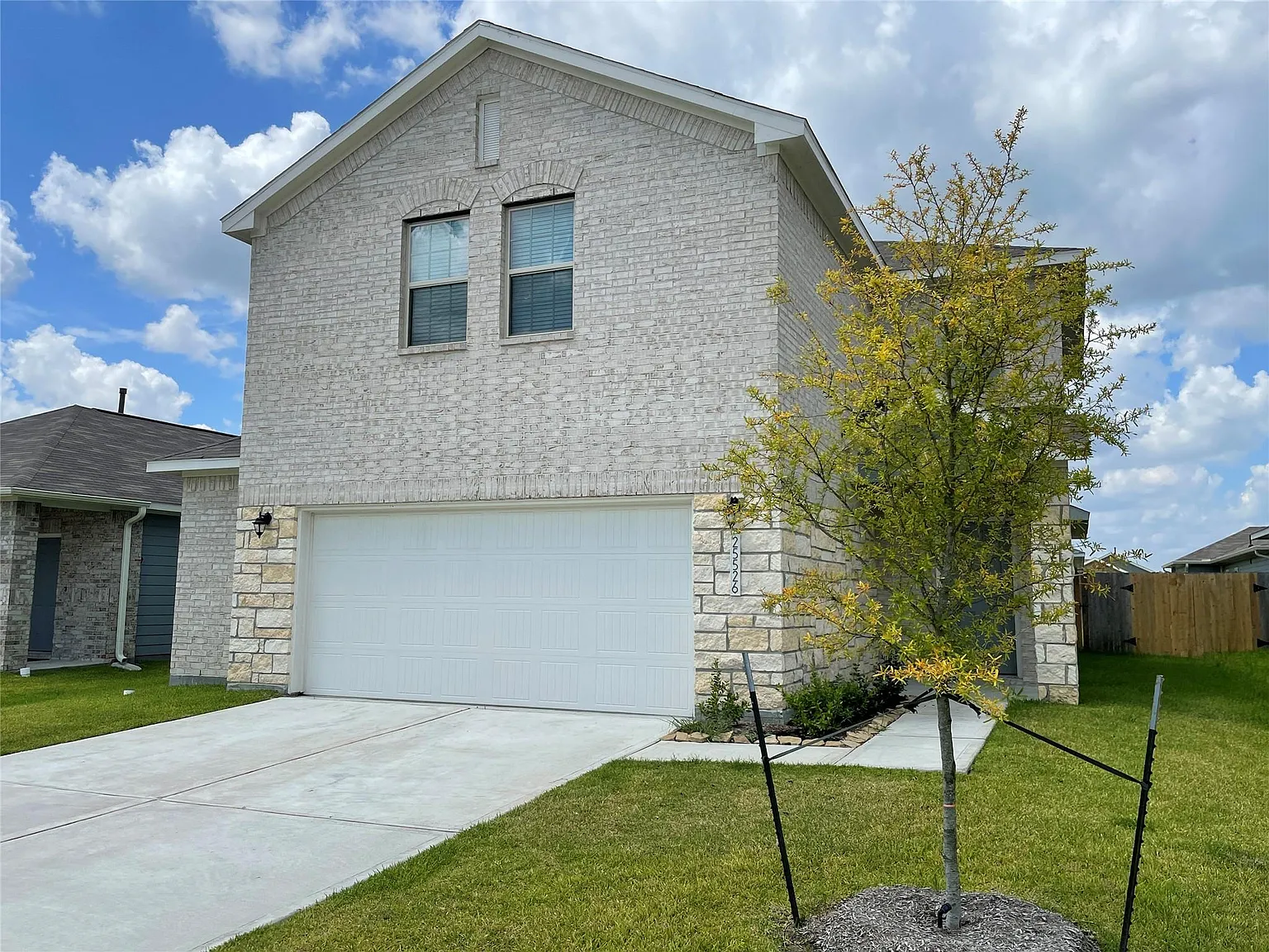 4 bed, 2.5 bath, 2074 sqft, $1,950 — Photo 2