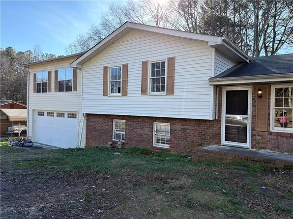 70 Henson Cir, Carrollton, GA 30117