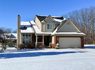 7586 Paradise Dr, Grand Blanc, MI 48439