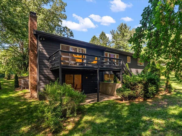 7044 Cascade Rd SE, Grand Rapids, MI 49546