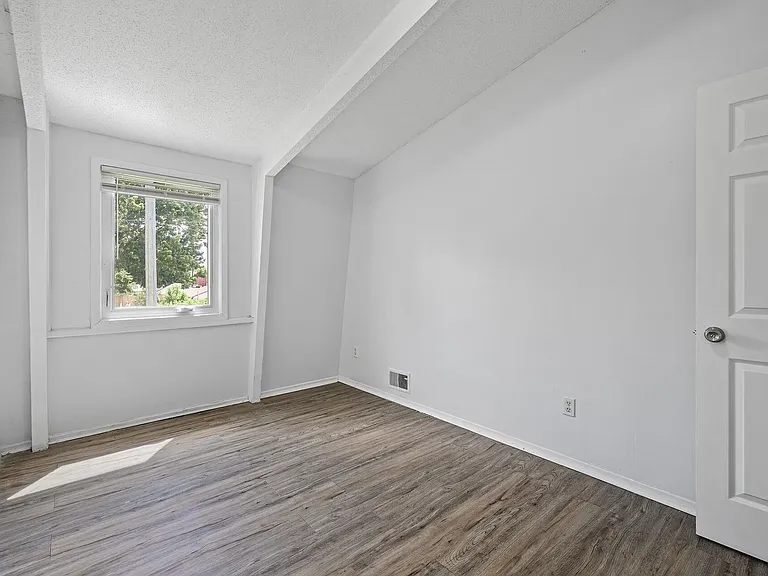 233 26th Ave NE — Photo 11