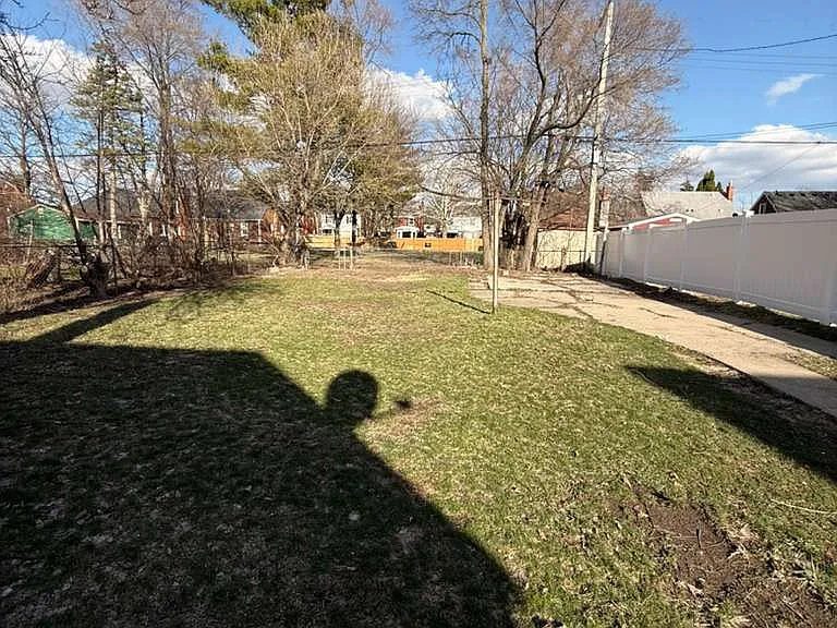 9054 Grandville Ave — Photo 16