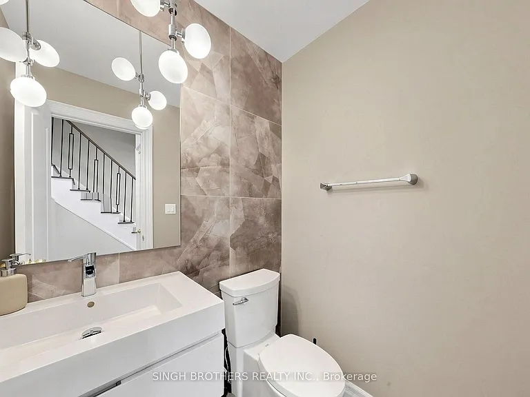 1321 Granrock Cres — Photo 9