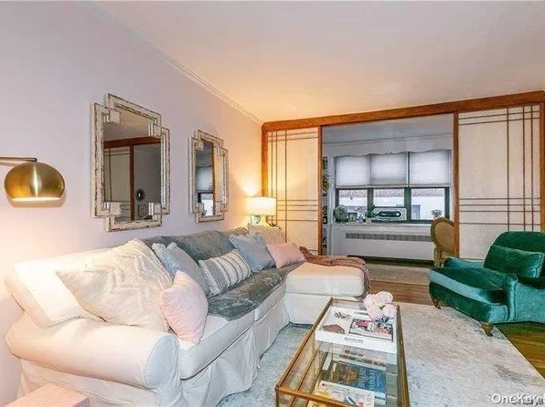 1 Townhouse Pl #1B, Great Neck, NY 11021