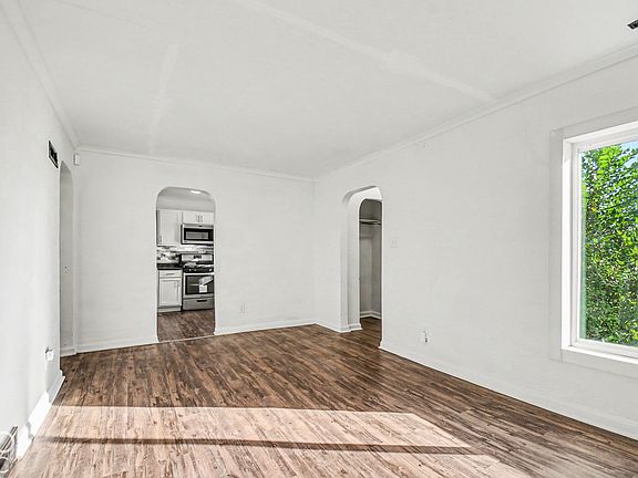 3rd image of 2433 Sanders Ave