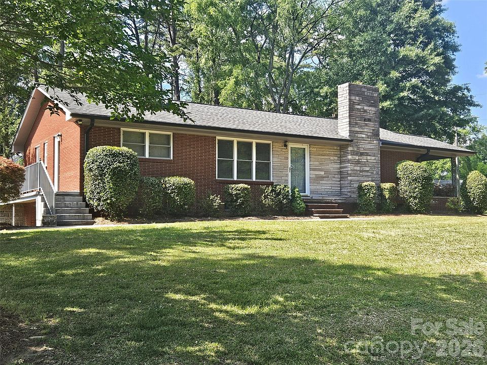 1st image of 557 Goldmoor Dr NE