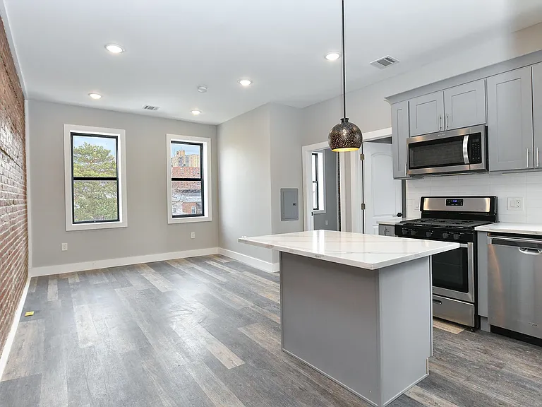 30 63rd St #2R — Photo 1