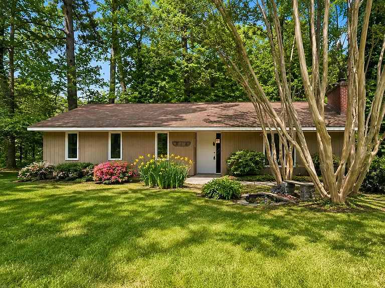 102 Stavenger Ct — Photo 2
