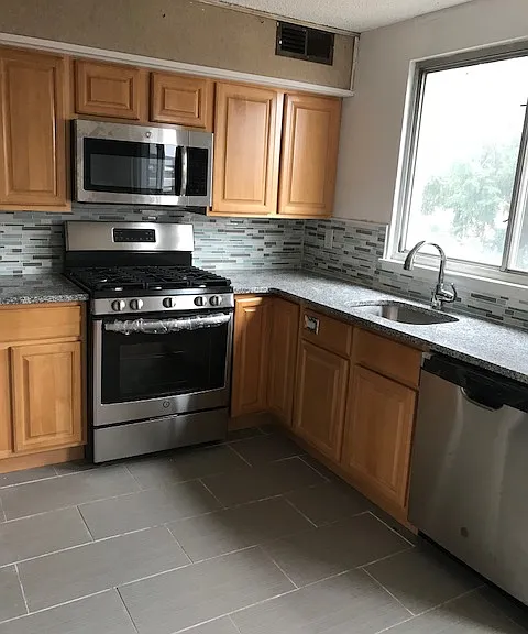1222 W Oxford St — Photo 4