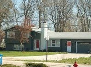 821 S Walnut St, Roselle, IL