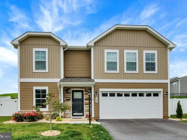 17 Natures Way Cir, New Oxford, PA 17350