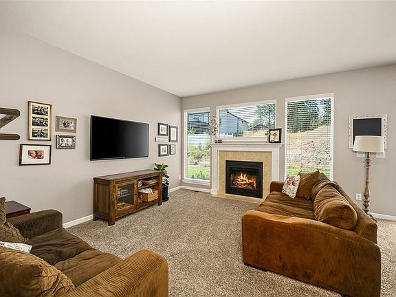 4th image of 3010 S Lloyd Ln