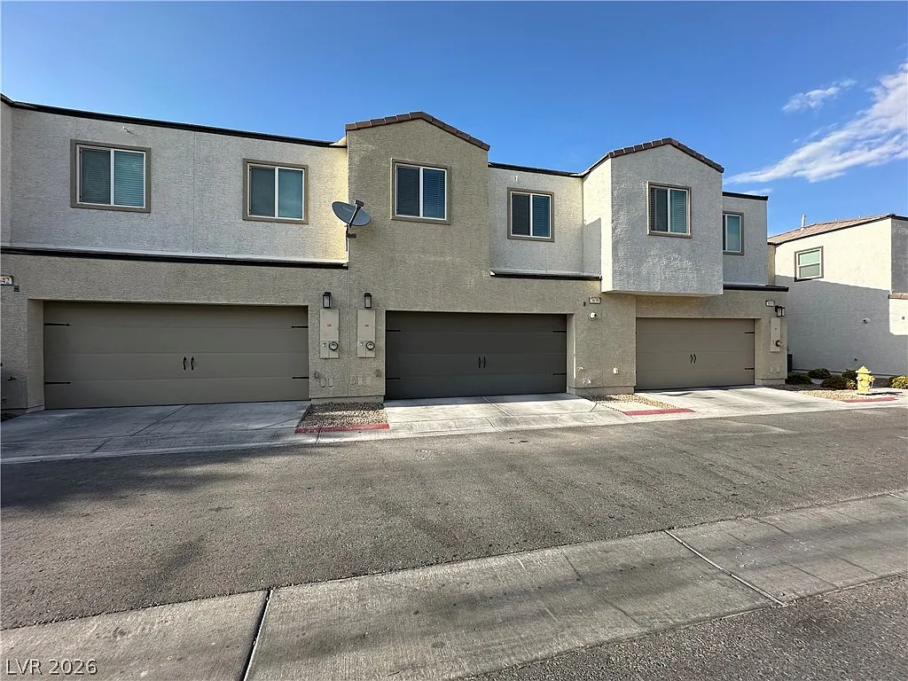 3 bed, 2.5 bath, 1329 sqft, $1,800 — Photo 2