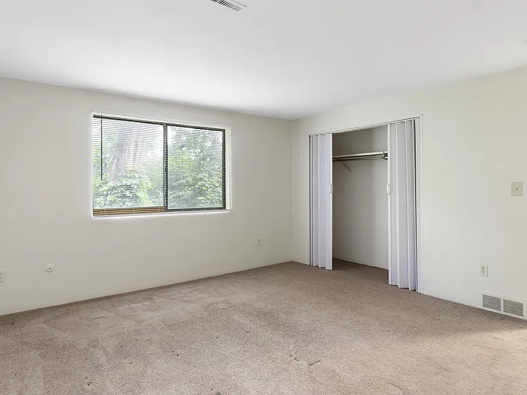 Greenwich Manor Apartments — Photo 69