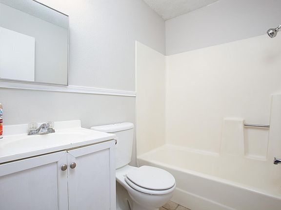 3rd image of 8807 Meadow Trace St