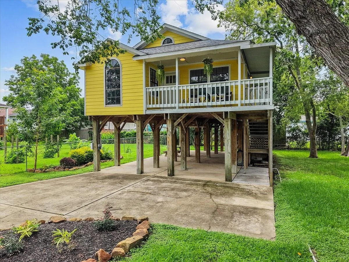 3 bed, 2.0 bath, 1112 sqft, $2,000 — Photo 2