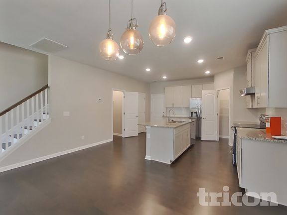 4th image of 319 Imperial Ct