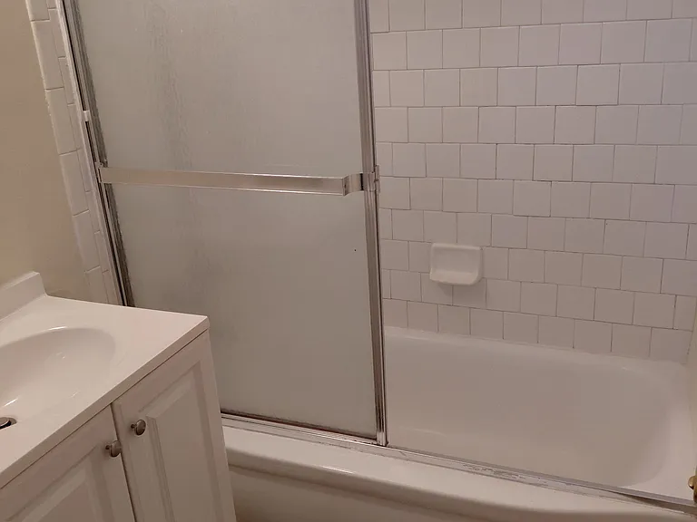Shower & bath tub