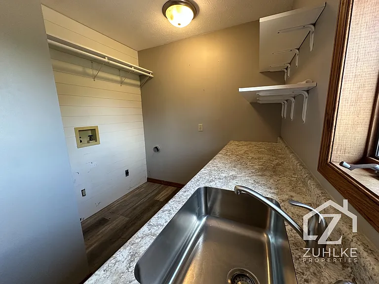320 N Sunset St — Photo 7