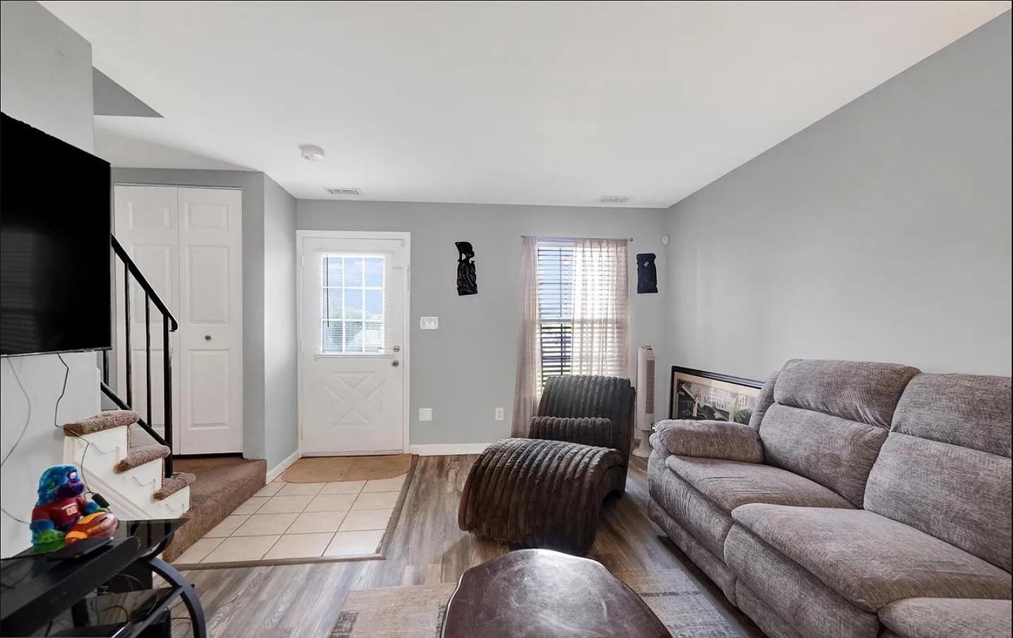 3 bed, 1.5 bath, 1024 sqft, $2,350 — Photo 3