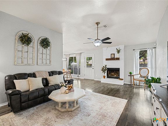 3rd image of 913 Silver Stone Dr