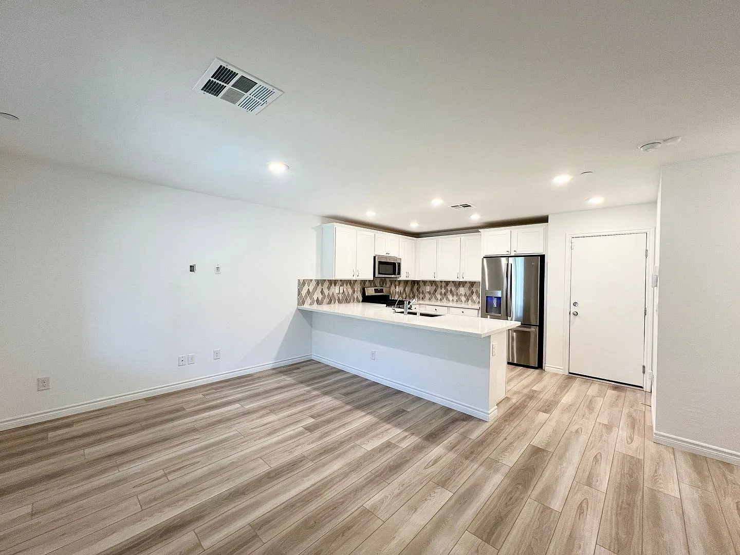 Newer Build 3bd/2.5ba Townhouse In Northwest — Photo 3