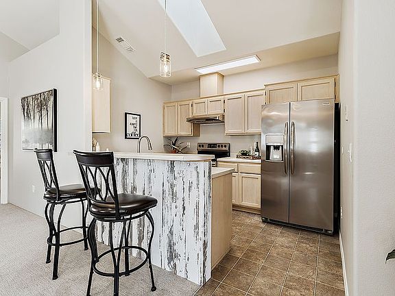 4th image of 553 Mountain View Dr