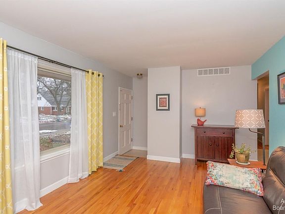 4th image of 640 Center Dr